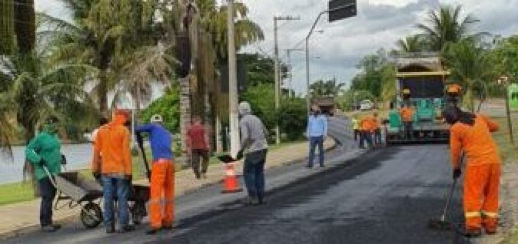 Obras do recapeamento asfáltico na avenida Rio de Janeiro, às margens do Balneário.