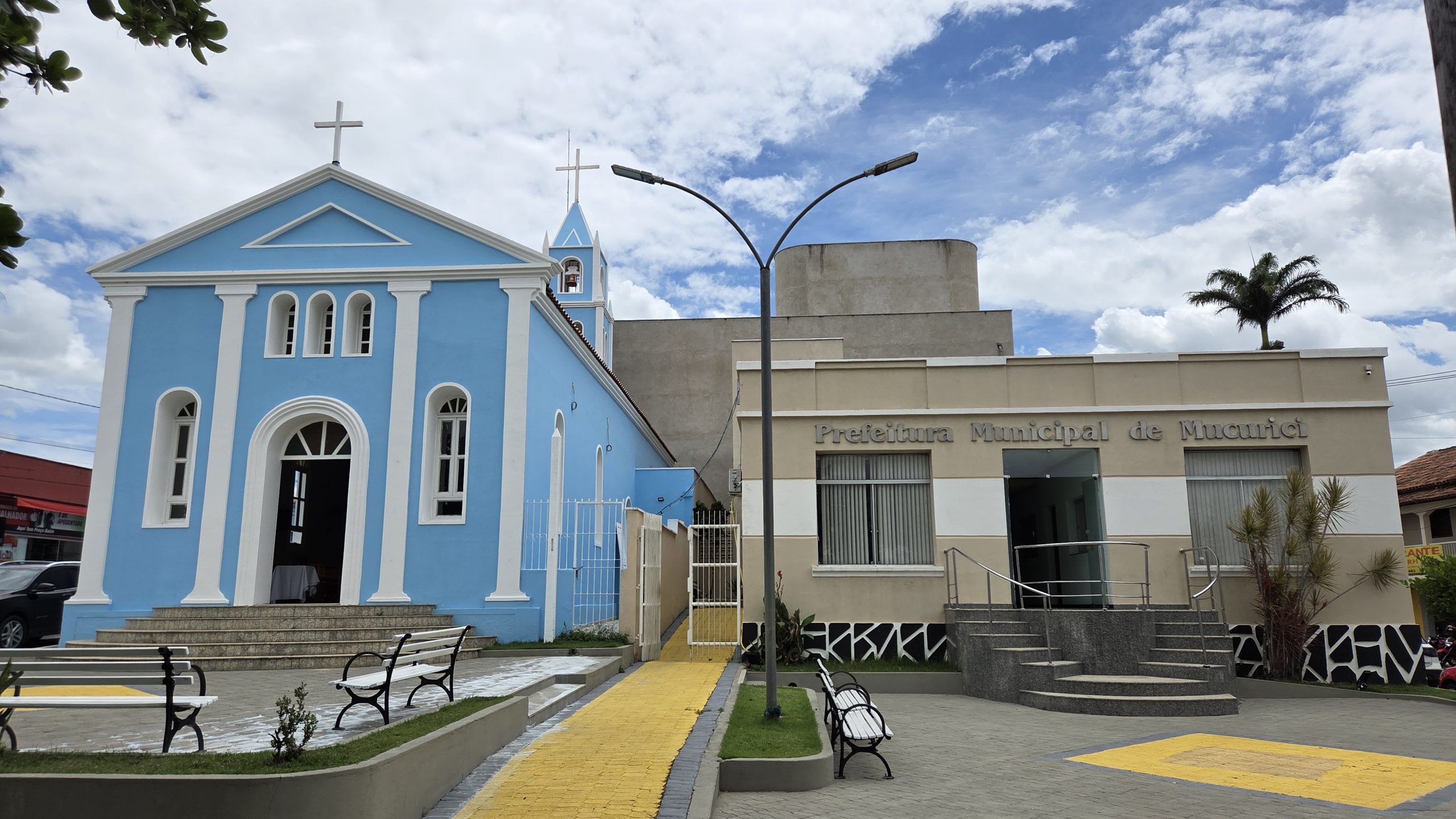 Igreja e sede da Prefeitura de Mucurici na atualidade