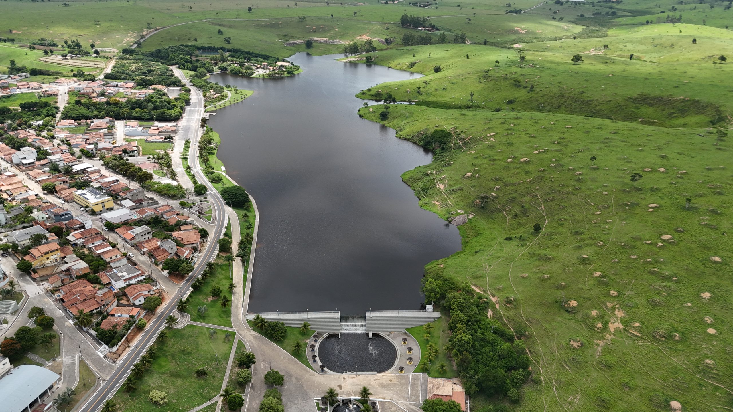 Vista aérea atual da represa e de parte da cidade de Mucurici