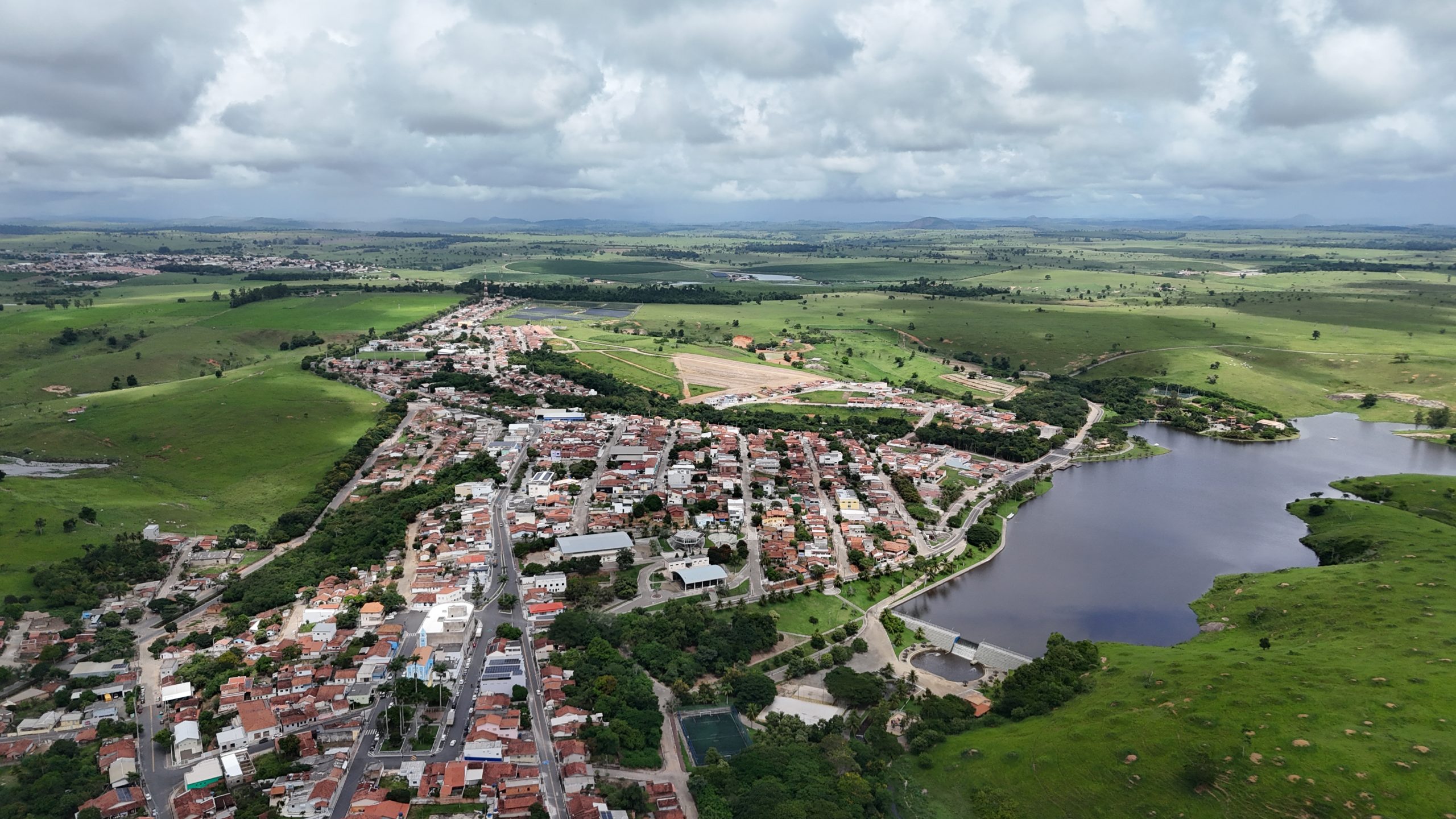 Vista aérea atual de Mucurici e da paisagem ao redor